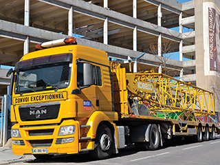 camion equipé pour le convoyage de charges exceptionnelles